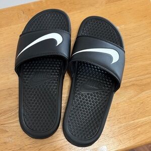 Nike Benassi Slides Black white swoosh Mens 7 EUC